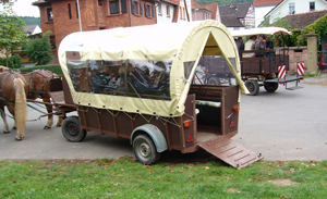 Planwagen mit Auffahrrampe fr den Rollstuhl